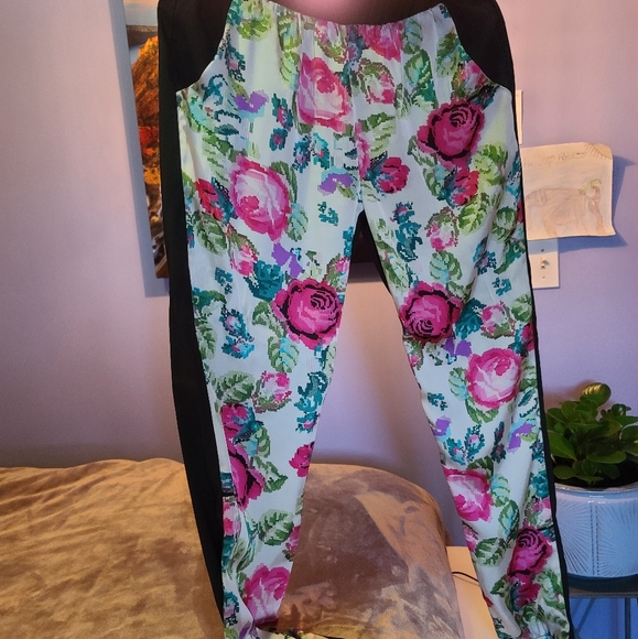 Floral Cuffed Bottoms - Picture 4 of 7